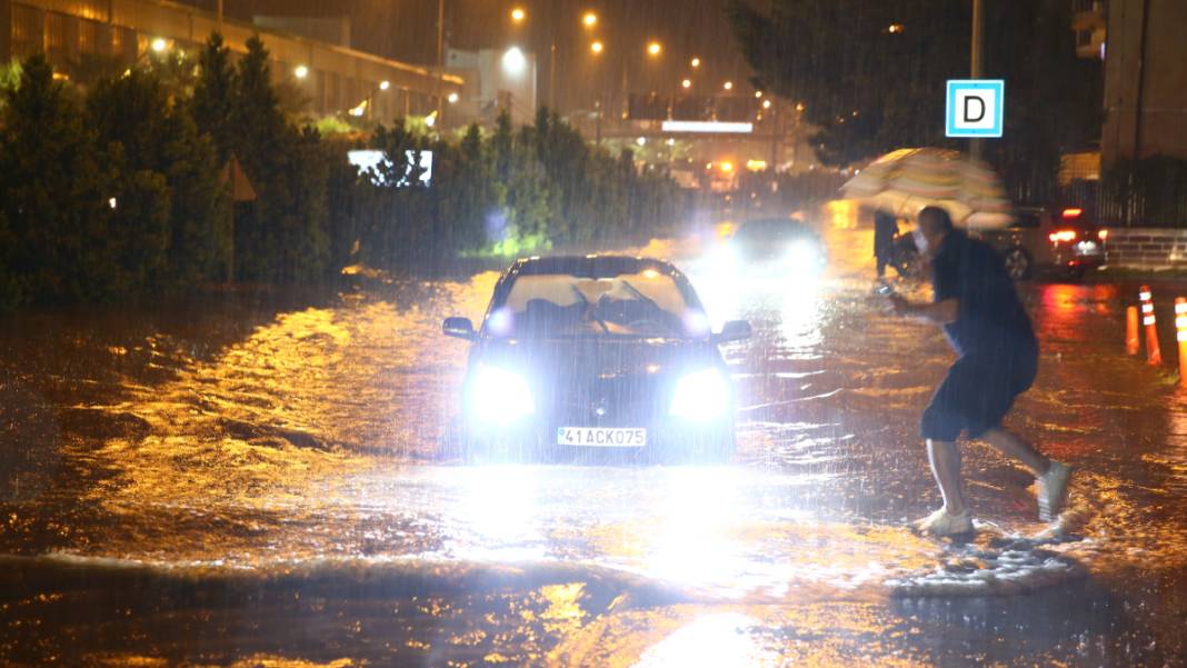 Ulaşım kapandı, iş yerlerini su bastı... Sel felaketi o illeri vurdu 13